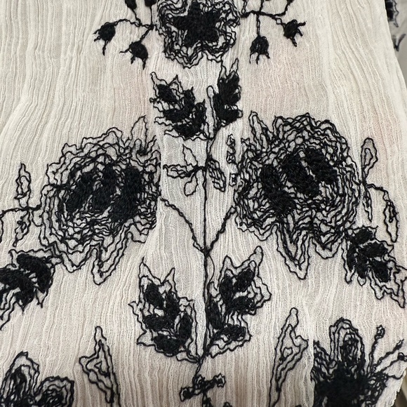 Free People Small Elegant White and Black Floral Women's Top EUC - Picture 4 of 8